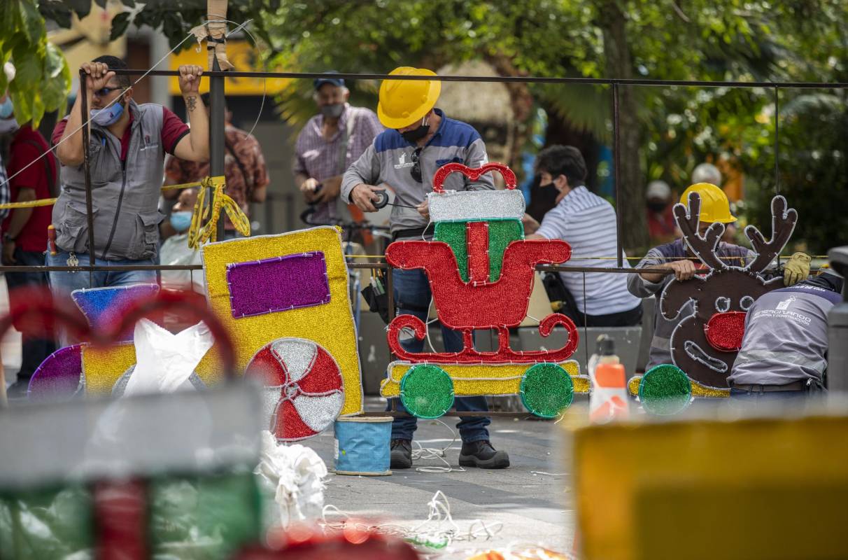 Los trabajadores instalan los arreglos navideños para este fin de año en Envigado. FOTO CAMILO SUÁREZ