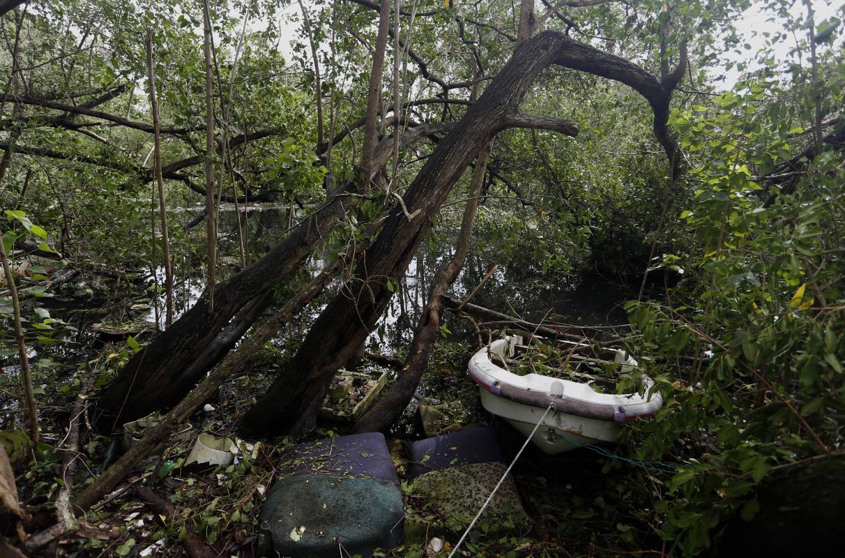 Pese a las “fluctuaciones de intensidad” que experimentará Irma en las próximas 48 horas, el sistema permanecerá como un “poderoso huracán de categoría 4 o 5 durante los próximos dos días”, advirtieron los científicos. FOTO EFE