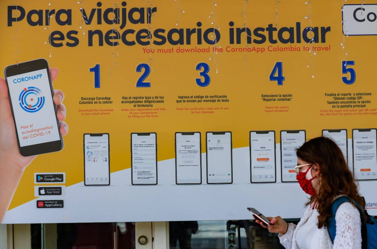 A la hora de viajar es indispensable diligenciar con anterioridad la aplicación CoronApp, un requisito solicitado por el Ministerio de Salud en todos los aeropuertos. FOTO JAIME PÉREZ 