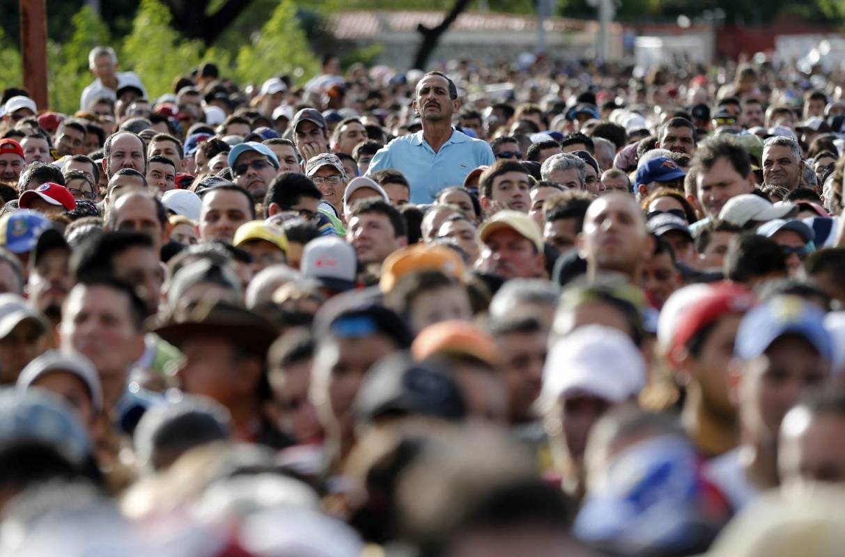  Los más de 63.000 ciudadanos venezolanos que ingresaron en las primeras horas del día de hoy a Colombia para comprar víveres, artículos de primera necesidad y medicamentos comenzaron a retornar a su país con normalidad, informaron fuentes oficiales. FOTO AP