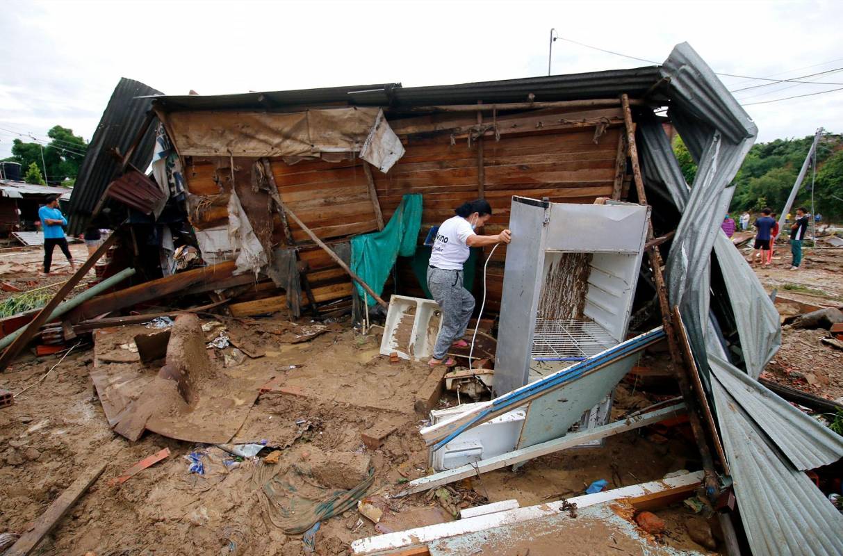 Según reportes del Ideam, 25 departamentos han sido afectados por el mal tiempo. Además de lluvias en la región Caribe, que han afectado a los departamentos de La Guajira, Magdalena, Atlántico, Bolívar, Sucre y César, las fuertes precipitaciones y el aumento del caudal de los ríos se han sentido en el Golfo de Urabá -en Antioquia-, Chocó, los santanderes, Cundinamarca, noroccidente de Boyacá, oriente del Tolima y Huila, así como en Meta, Guaviare, Caquetá, Putumayo y Amazonas. FOTOS AFP, GETTY IMAGES, EFE Y PRESIDENCIA DE LA REPÚBLICA
