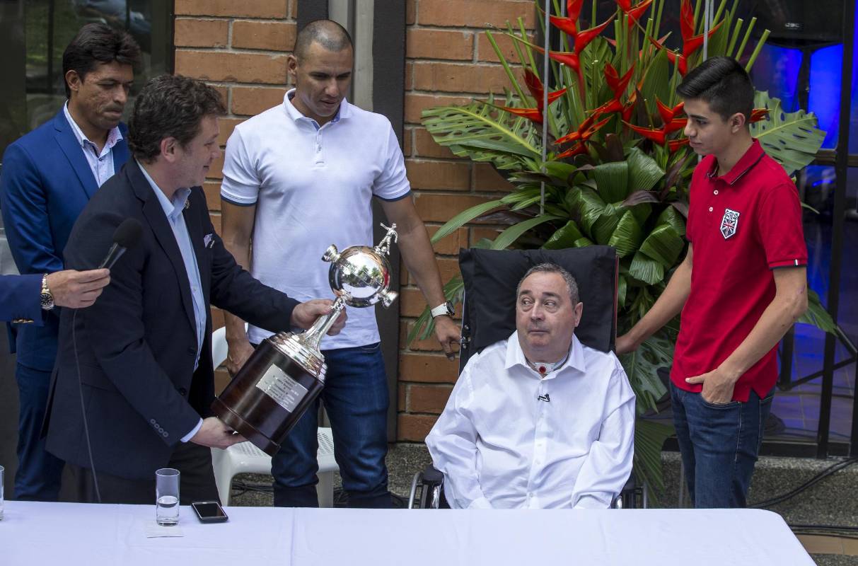 Alejandro Domínguez, presidente de la Conmebol le entregó el trofeo al técnico, quien lo recibió junto a su hijo José Fernando. FOTO JUAN ANTONIO SÁNCHEZ
