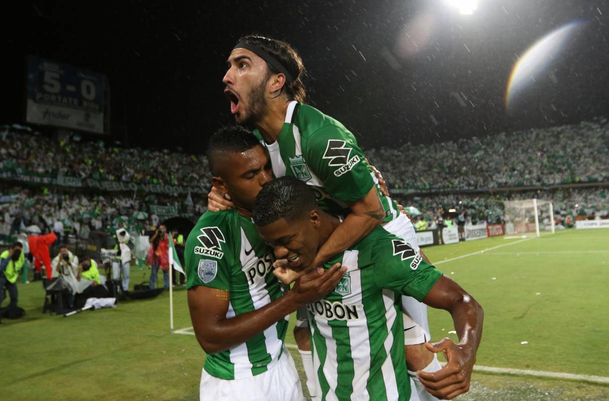 Miguel Borja, Sebastián Pérez y Orlando Berrío celebran el primer gol de Nacional en el Atanasio. FOTO Robinson Sáenz Vargas