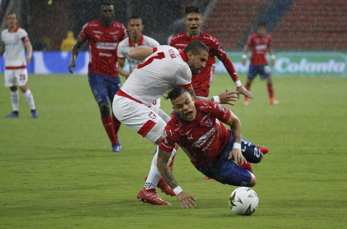 Bajo el diluvio, el Medellín marcó el primer triunfo en el estadio Atanasio Girardot este primer semestre. Castro sigue conservando su titular por su buen nivel. Foto: Manuel Saldarriaga. 