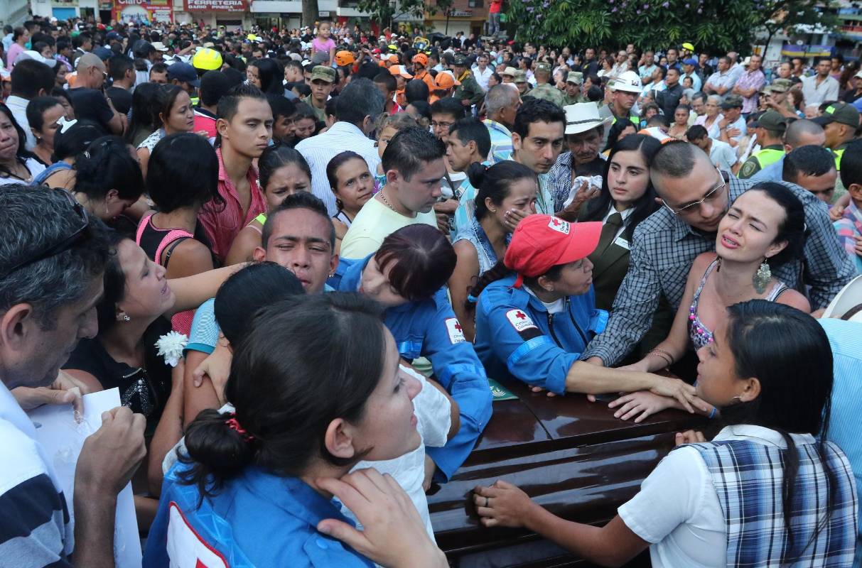 Los familiares ingresaron hasta las bóvedas donde ahora reposan los cadáveres de sus seres queridos y los gritos y el llanto invadieron el lugar. FOTO Julio César Herrera