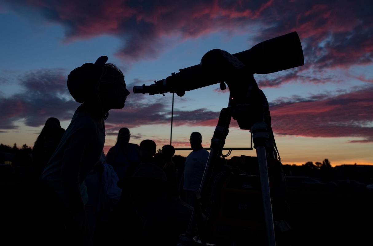 En la granja Roshambo ArtFarm de Sheridan, en Oregón, la gente apuntaba sus cámaras al cielo mientras la luna recorría lentamente su camino frente al sol del mediodía, lo que enfrío el aire. Foto: Nasa.