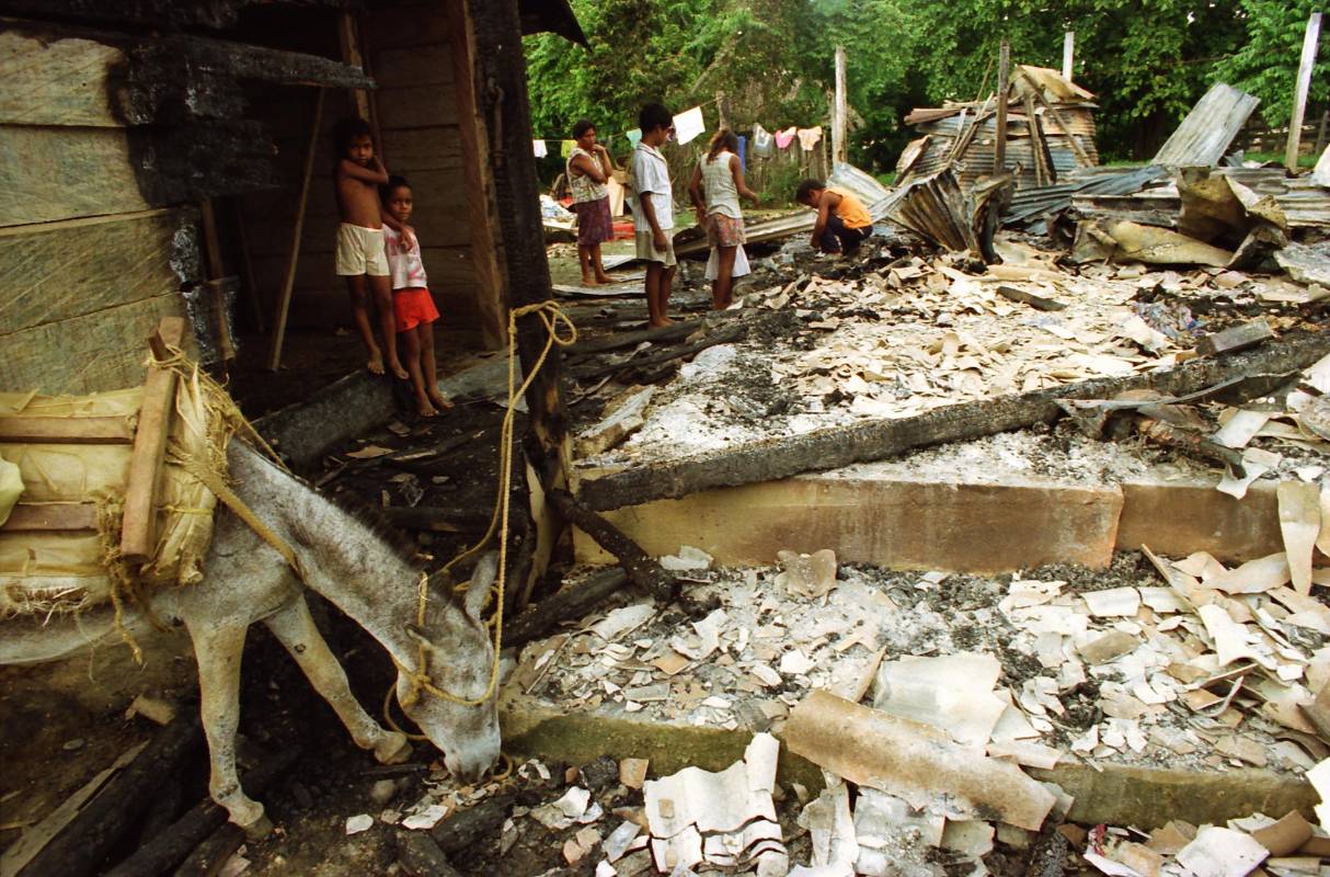 Decenas de casas y locales fueron incinerados por las Farc en la masacre de 16 personas, en los corregimientos Pueblo Bello y Alto de Mulatos, en Turbo. FOTO: Jesús Abad Colorado (Archivo).