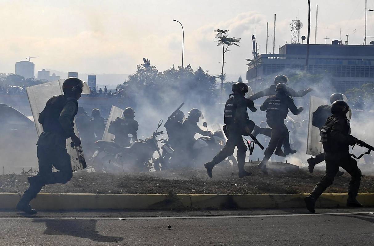El enfrentamiento aumentó en las últimas horas de la mañana, más gases lacrimógenos fueron lanzados de lado y lado. FOTO: AFP