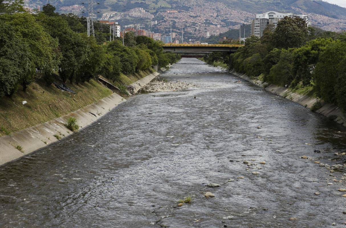 La suspensión de gran parte de la actividad comercial e industriales alivió la carga contaminante. Sin embargo según el Amva los hogares contaminan más. Estas son algunas imágenes entre el municipio de Caldas hasta el municipio de Barbosa. Foto: Manuel Saldarriaga Quintero.