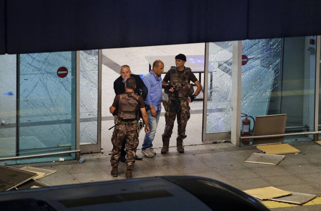 Al parecer, los atacantes se inmolaron antes de pasar por al retén de verificación de seguridad con rayos X a la entrada del aeropuerto. FOTO AP