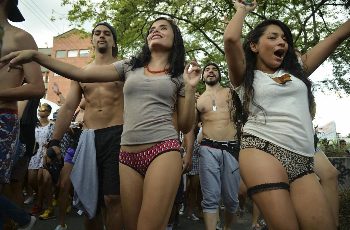 Más de dos mil personas hicieron parte de la tradicional ‘marcha sin pantalones’ realizada en Medellín. La manifestación tenía como fin defender la libertad de expresión a nivel mundial. FOTO AFP.