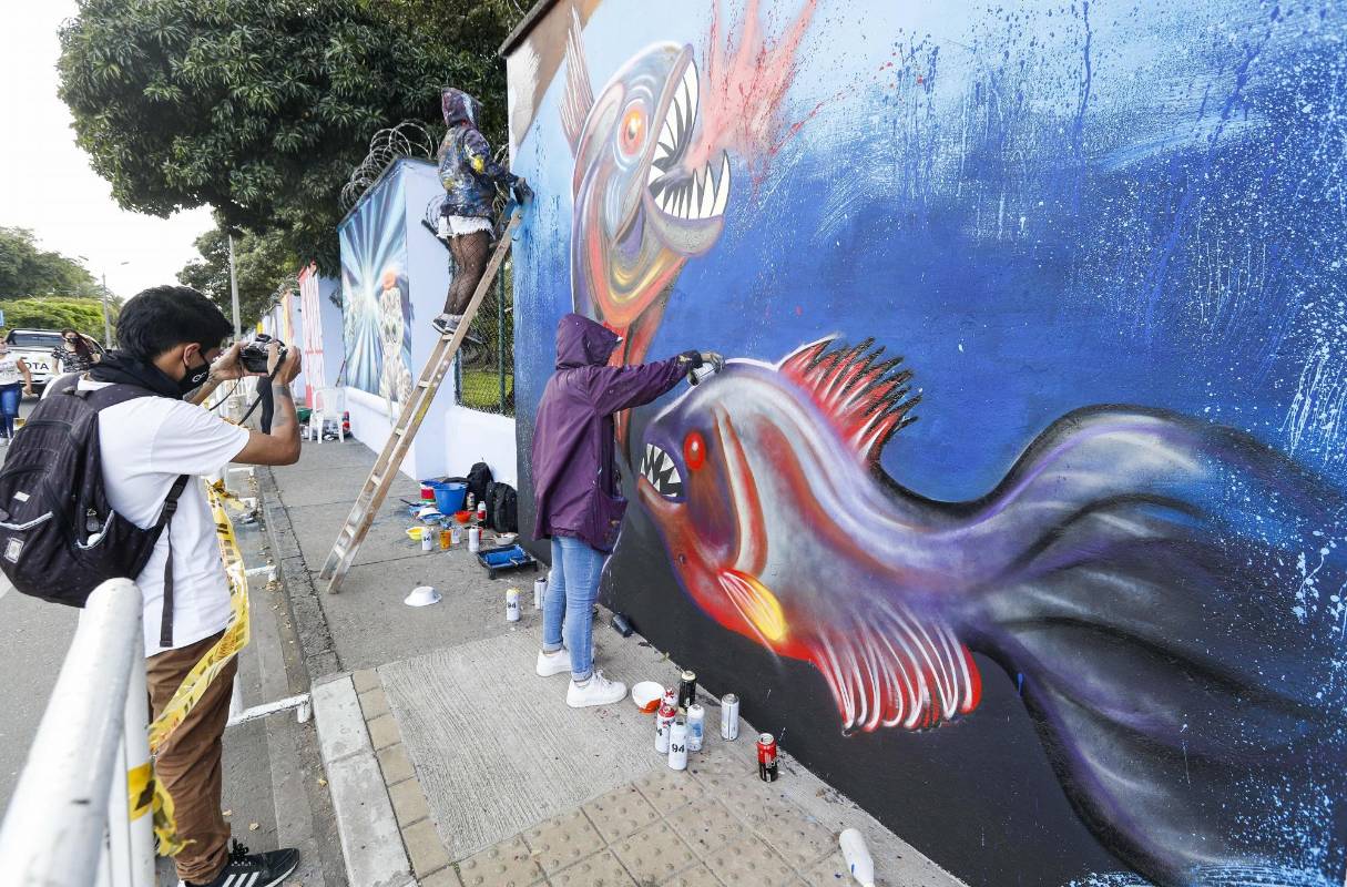 23 artistas urbanos tomaron sus aerosoles y brochas para darle color a la avenida Guayabal en el festival de grafiti de Comfenalco, Medellín. La temática de este año fue aquellos animales indeseados por ciertas personas que los consideran como “plagas” pero que son importantes para el ecosistema. Foto: Manuel Saldarriaga Quintero.