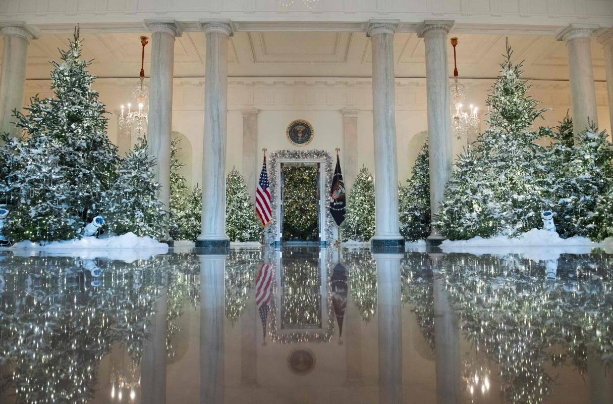 La primera decoración navideña de la familia del presidente Donald Trump en la Casa Blanca se presentó este lunes y lleva el sello personal de la primera dama, Melania Trump, marcado por la tradición y las evocaciones a anteriores Gobiernos. FOTO AFP