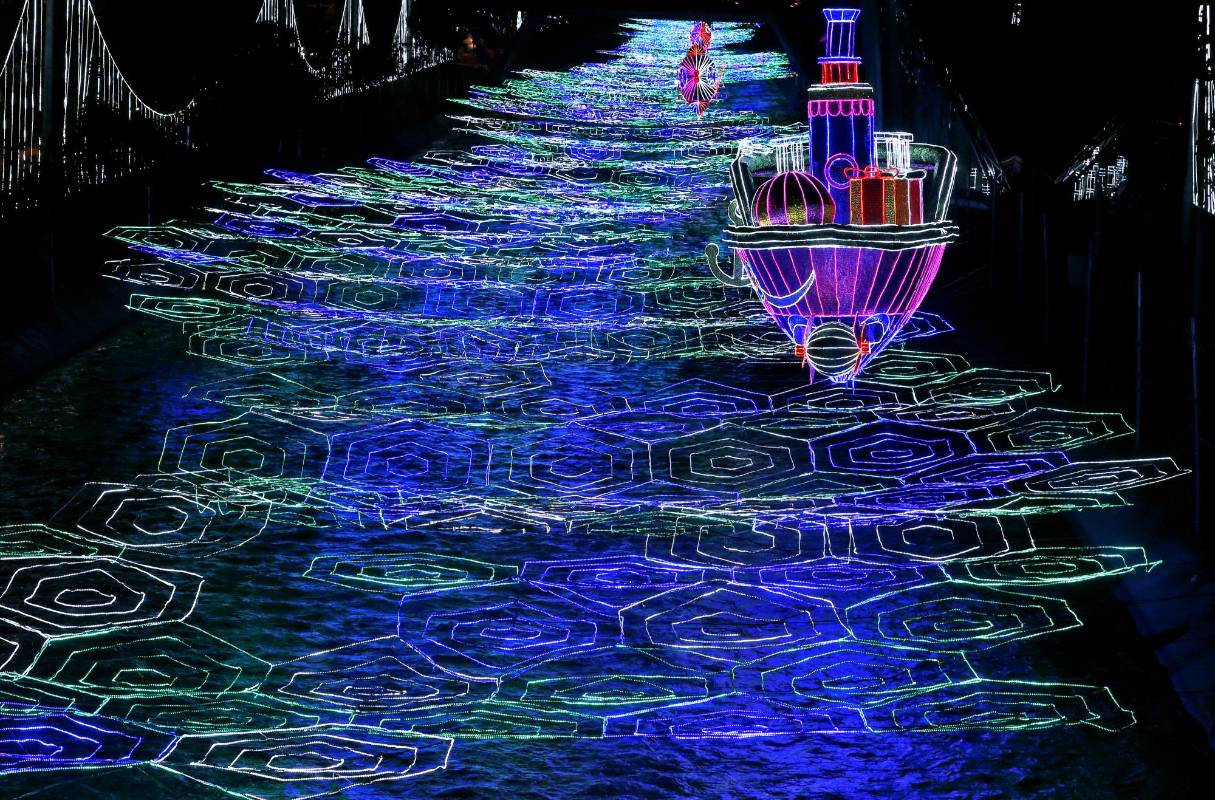 Medellín forma parte de la red de ciudades mejor iluminadas que se llama Luci (Lighting Urban Community Internacional), una organización internacional que destaca estas ciudades en el mundo.