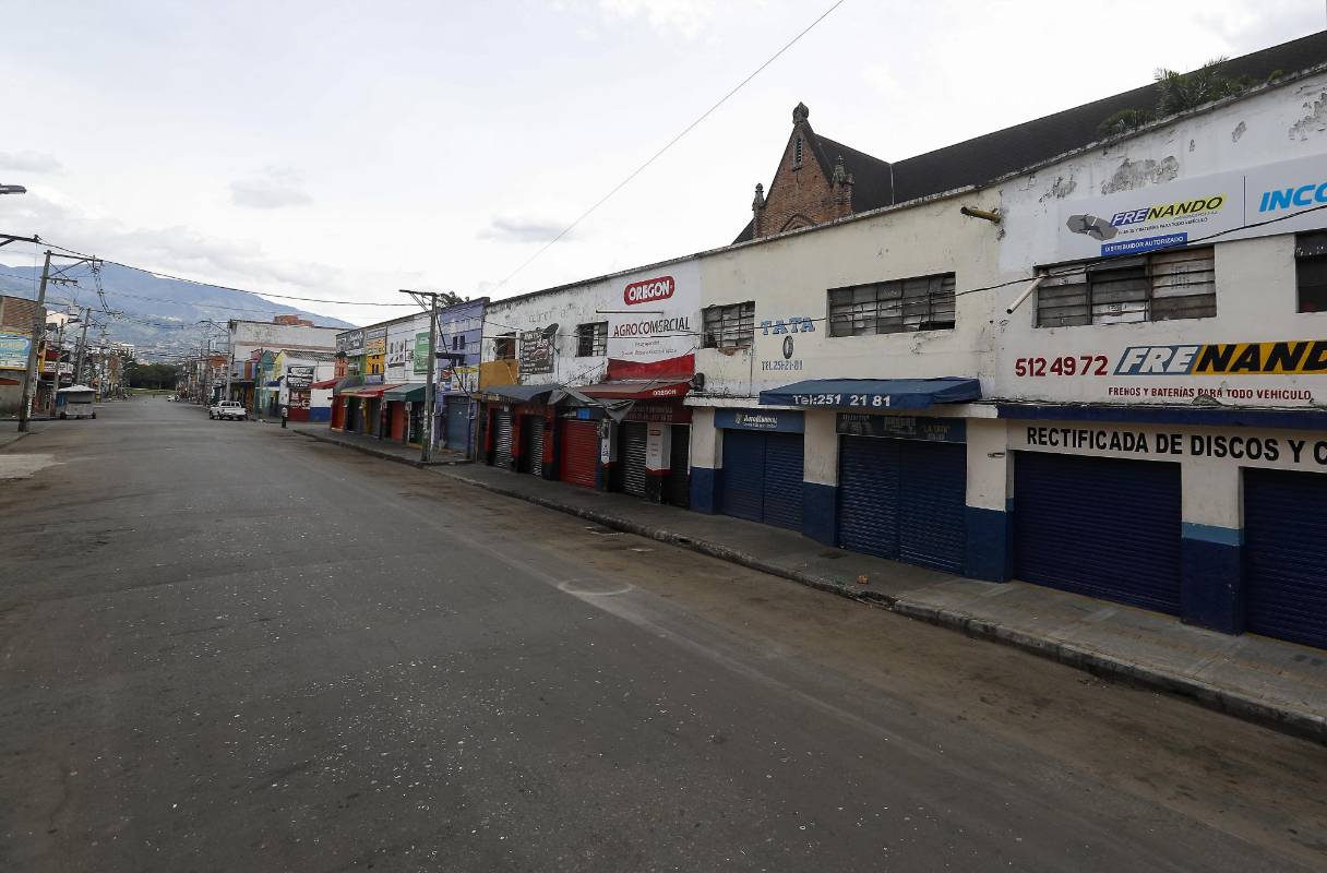 Brigadas de Empresas Varias, Dagrd y otras dependencias oficiales realizan tareas de aseo en el Barrio Corazón de Jesús y la Bayadera. Foto: Manuel Saldarriaga Quintero