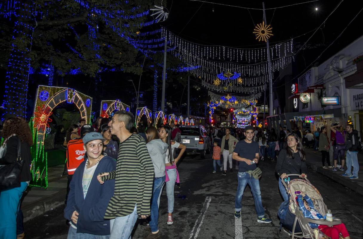 Como si el cielo estuviera más cerca, guirnaldas y mangueras de luces azules cubren el parque principal Marceliano Vélez de Envigado. FOTO: Jaime Pérez