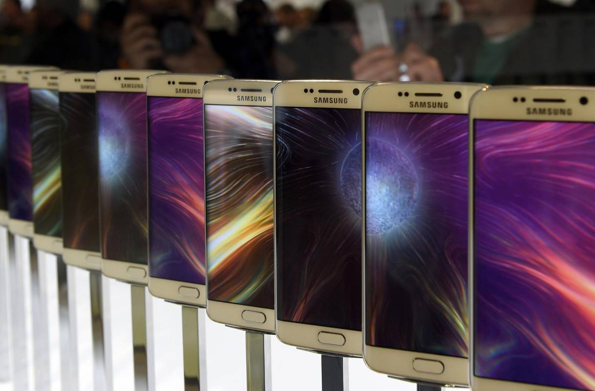 Samsung presentó el domingo en Barcelona la nueva generación del teléfono Galaxy S6. FOTO AFP