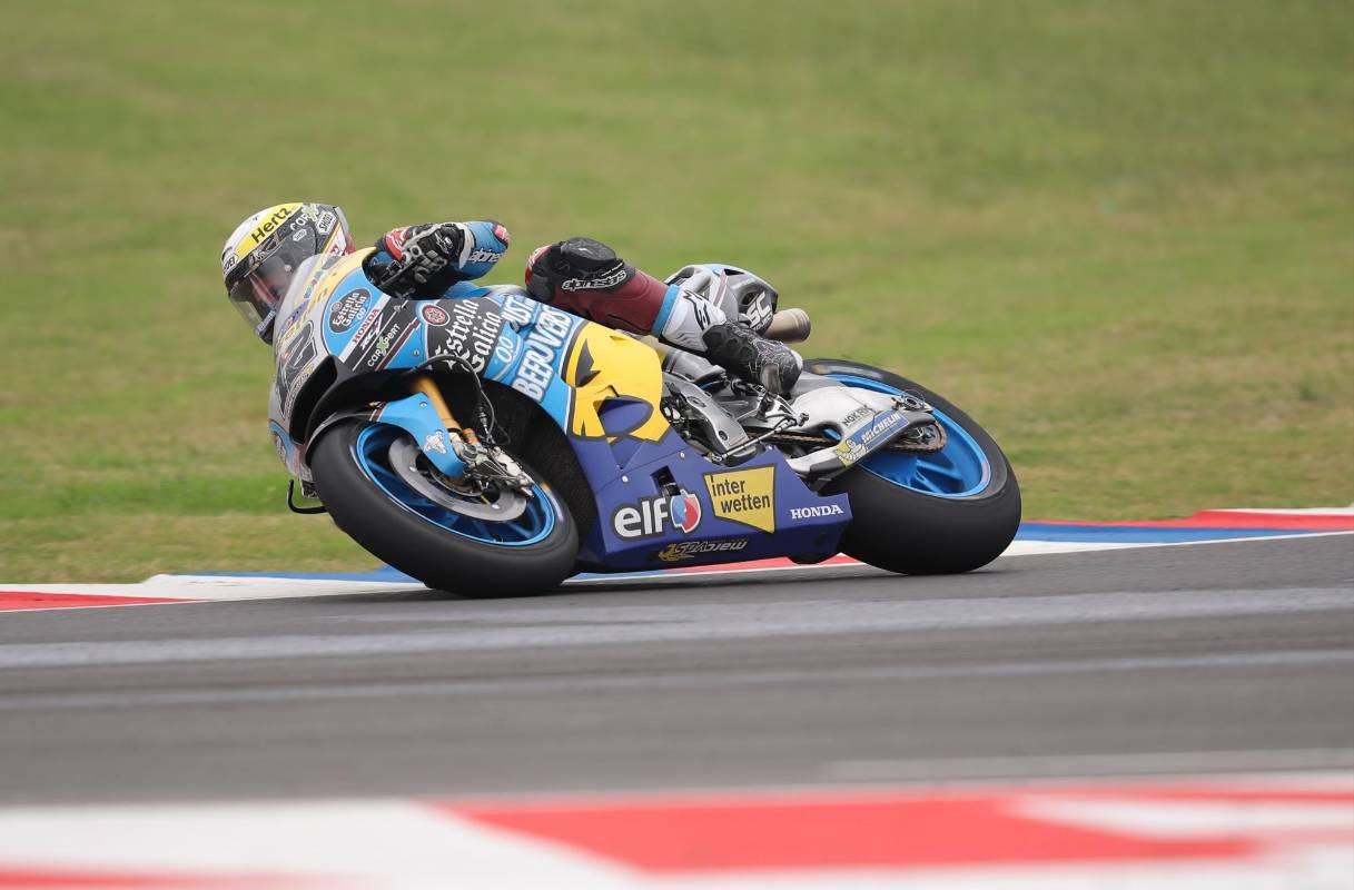 El piloto suizo de MotoGP Tom Luthi, conduce la Honda del equipo EG 0,0 Marc VDS