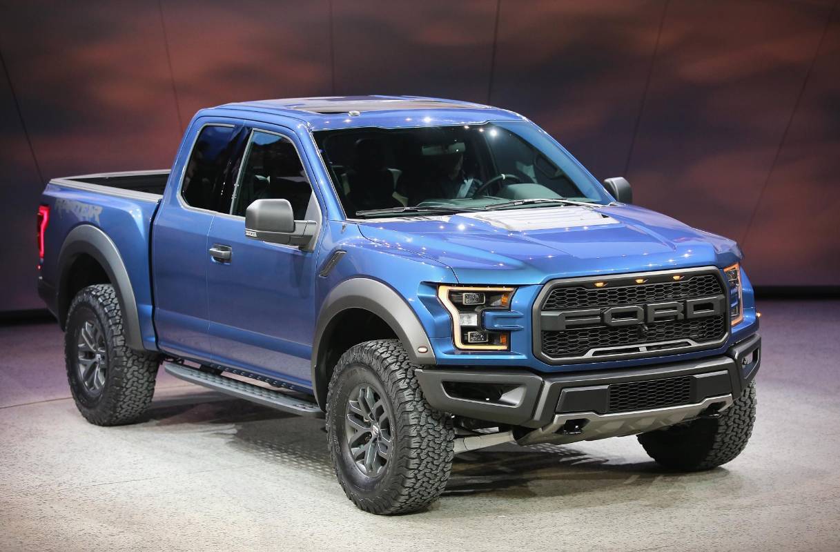 (...) y la camioneta “pickup” Ford F-150 Raptor, vehículo que obtuvo el título de Camioneta del Año en Norteamérica. “Ford está honrado de ser nombrado el mejor entre un grupo de rivales realmente fuertes”, dijo el presidente de Ford para el continente americano, Joe Hinrichs. FOTO AFP