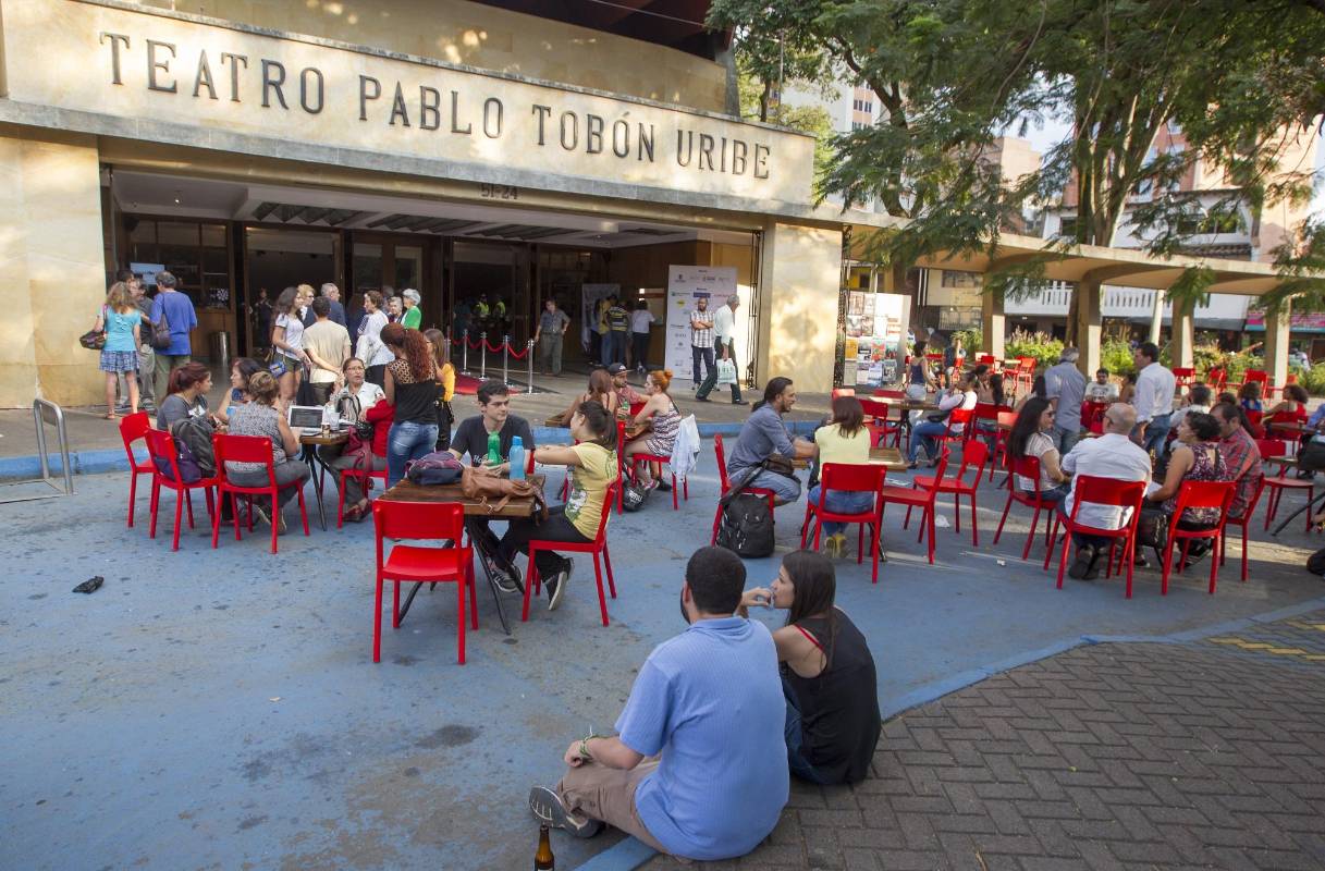 El Teatro Pablo Tobón Uribe cumplirá 50 años el 2 de agosto de este año. El edificio fue diseñado por el arquitecto Nel Rodríguez. El Teatro tiene capacidad para 883 personas. Espectáculos de teatro, música lírica, conciertos, montajes teatrales se presentan en este espacio. Alberga la Orquesta Sinfónica de Antioquia y por eso este es su escenario natural. Su nuevo director es Juan Carlos Sánchez. El teatro está en la Avenida La Playa. Calle 40 N° 51-24. Teléfono: 239 75 00. Foto: Manuel Saldarriaga