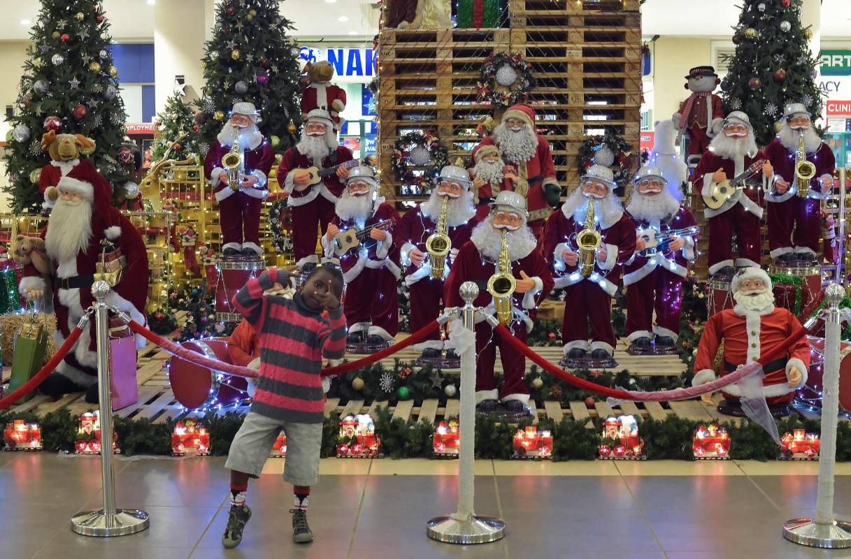En Nairobi, Kenia, los centros comerciales se iluminan con figuras tradicionales de Santa Claus. FOTO AFP