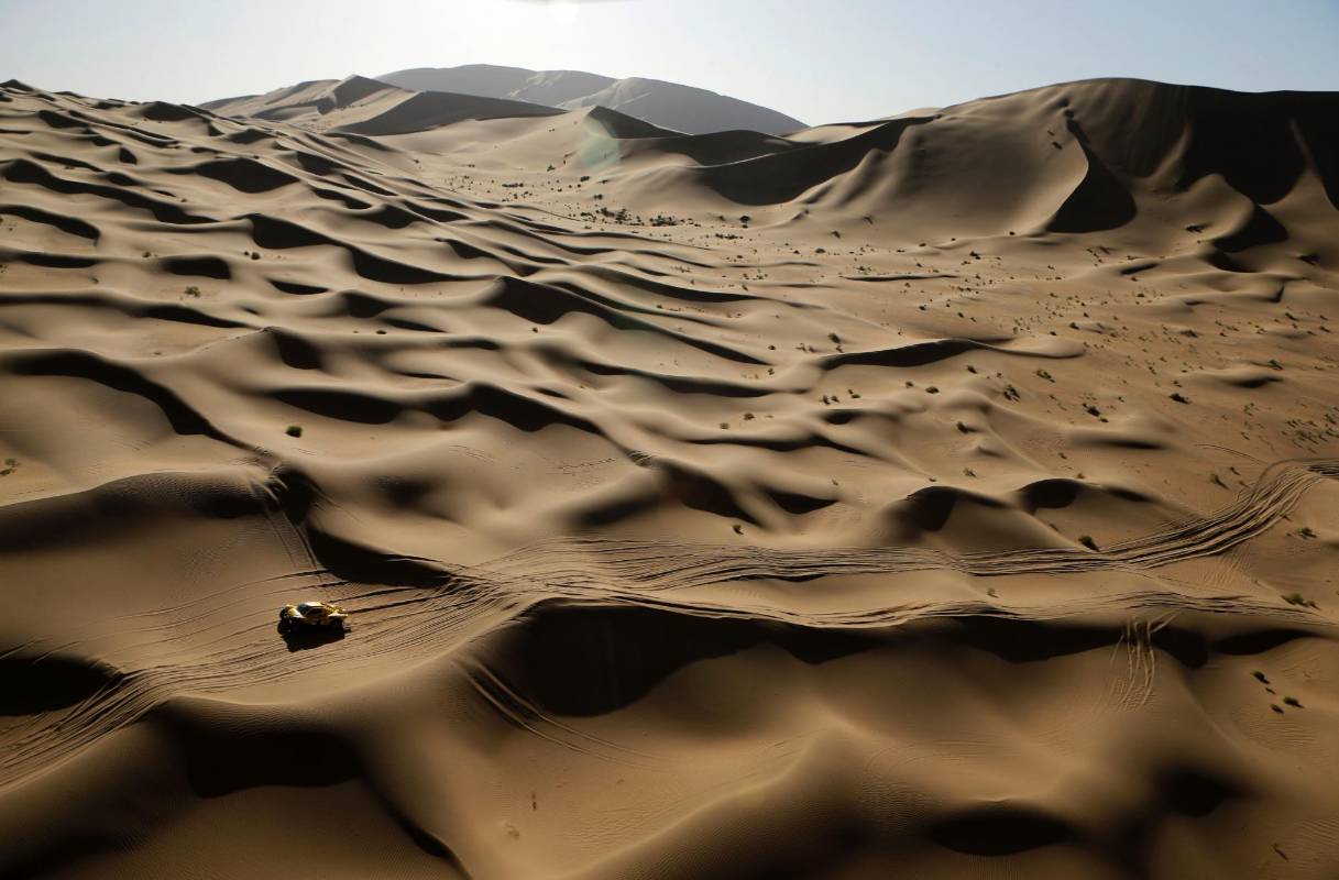 El rally ruta de la seda recorre las dunas del desierto de Gobi en Mongolia. FOTO PATRICK BAZ, AFP