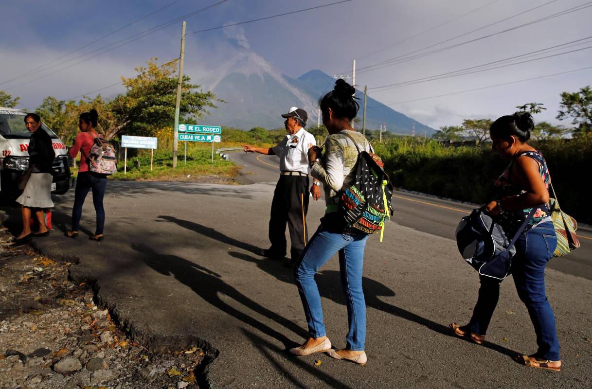 En los picos más intensos de la erupción, las columnas de ceniza llegaron a superar los 1.000 metros sobre el cono volcánico que provocaron una lluvia de partículas en poblados aledaños que debido al viento podrían alcanzar la turística ciudad colonial de Antigua Guatemala.