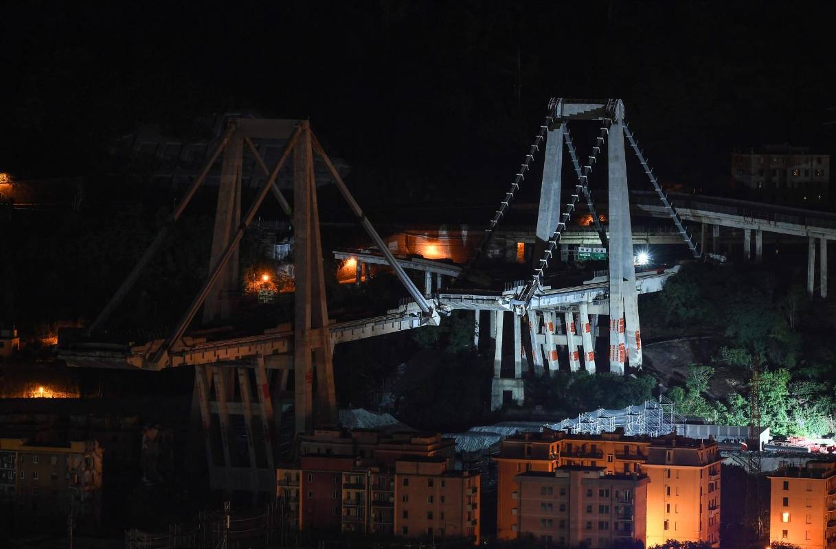 La demolición del puente empezó en febrero, con el desarme de las diferentes fracciones entre los pilares más pequeños. FOTO AFP