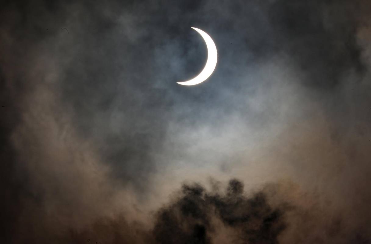  Visto en el cielo nublado de las afueras de Nueva Delhi (India). FOTO EFE