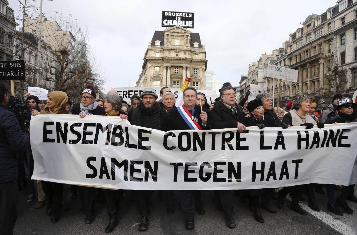 Bruselas. Decenas de miles de personas se concentraron este domingo en ciudades de todo el mundo para alzar su voz contra el terrorismo, en paralelo a la multitudinaria manifestación que recorrió el centro de París tras los atentados de esta semana. FOTO REUTERS
