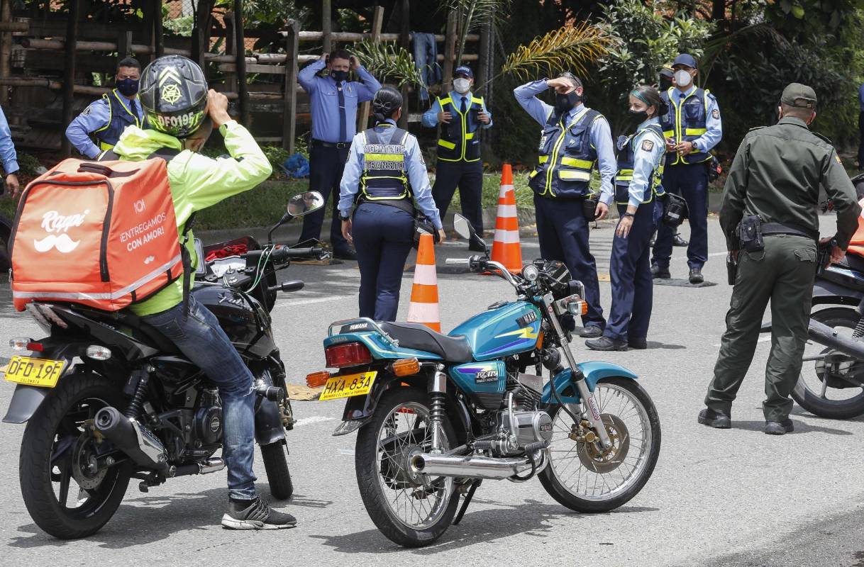 Así se veían las vías del municipio de Sabaneta, en el sur del Valle del Aburrá, este fin de semana de cuarentena total. Algunas personas salieron a las calles haciendo caso omiso a las restricciones y fueron sancionadas con una multa de $936.320. FOTOS MANUEL SALDARRIAGA QUINTERO