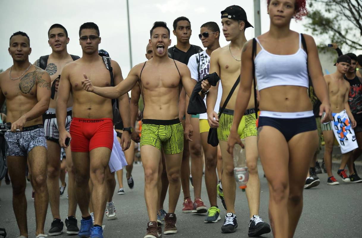 Más de dos mil personas hicieron parte de la tradicional ‘marcha sin pantalones’ realizada en Medellín. La manifestación tenía como fin defender la libertad de expresión a nivel mundial. FOTO AFP.