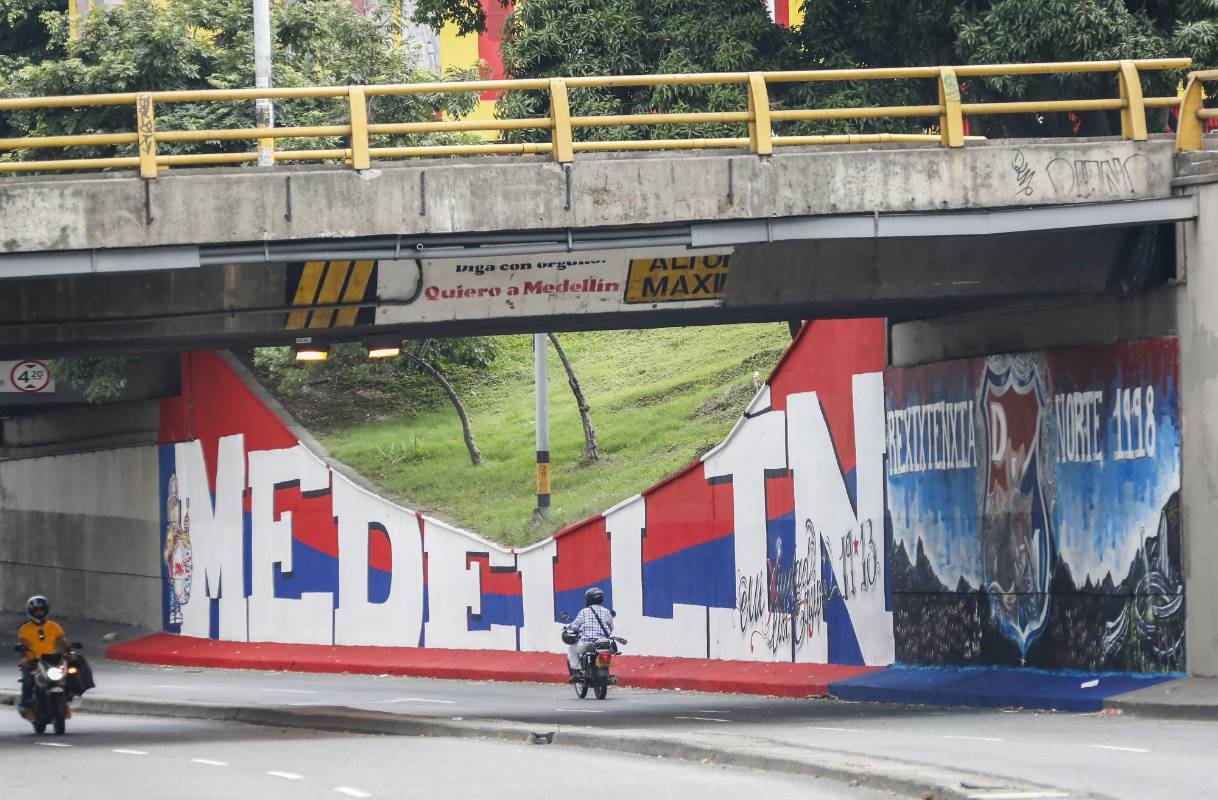 Barristas de Independiente Medellín y Atlético Nacional intervinieron el deprimido de San Juan con la 80, en el barrio La América, y enviaron a la ciudad un mensaje de respeto y convivencia a menos de ocho días de otro clásico paisa. FOTO ROBINSON SÁENZ 
