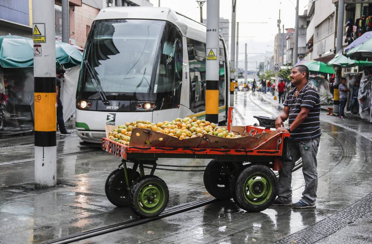 Los comerciantes informales sobre el carril del Tranvía de Ayacucho, carrera 49 sector de Ayacucho. Foto: Róbinson Sáenz