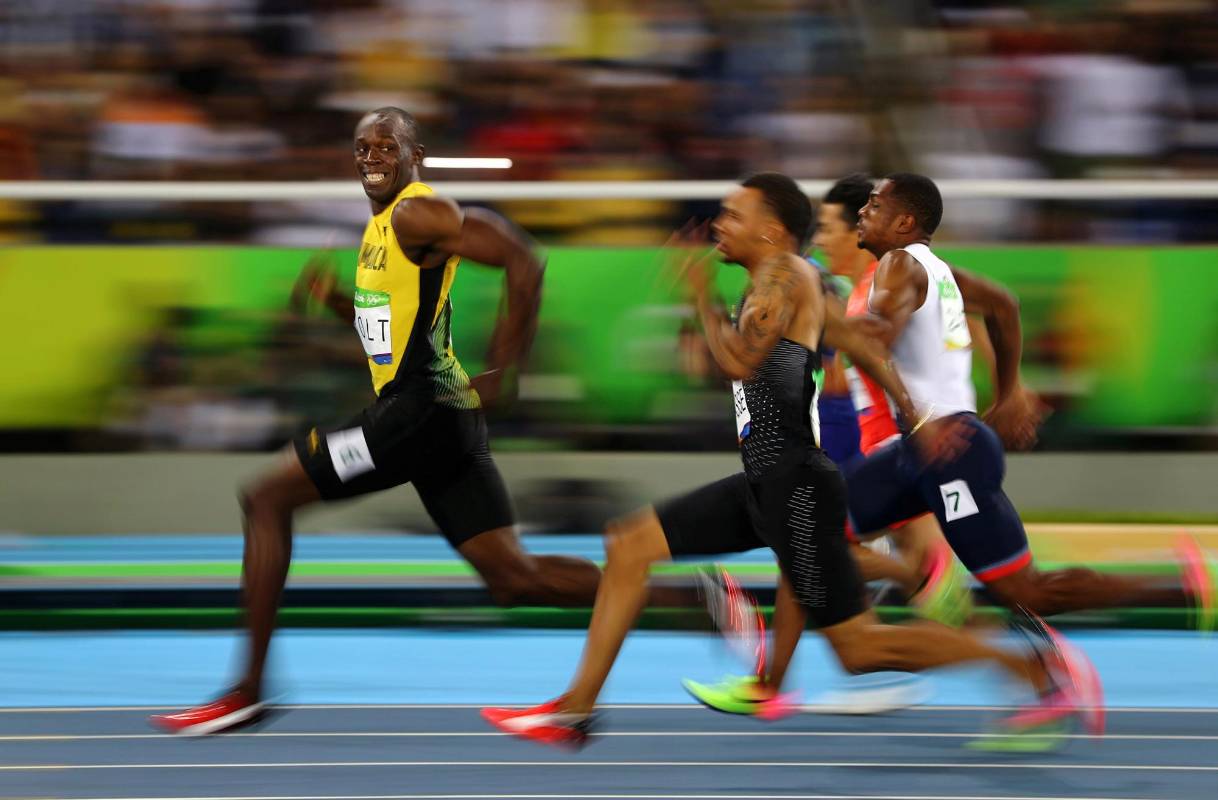 La imagen de Usain Bolt ganando la carrera de semifinales de 100 metros, en los Juegos Olímpicos de 2016 en Río de Janeiro, Brasil, se llevó el tercer lugar en la categoría de deportes. FOTO Kai Pfaffenbach / Reuters