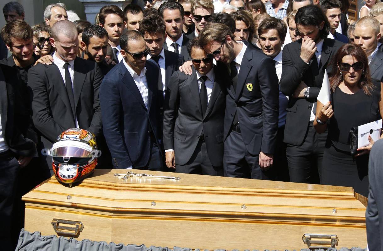 Bianchi, de 25 años, murió el viernes en un hospital de Niza nueve meses después de sufrir graves lesiones en la cabeza cuando se salió de la pista y chocó contra un tractor que intentaba remolcar otro monoplaza en el Gran Premio de Japón de octubre. FOTO AFP