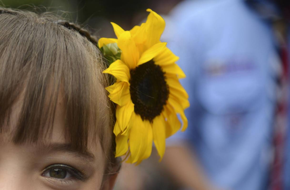 “Son niños que ayudaron a coger las flores en sus fincas y elaboraron junto a sus padres las silletas”, contó Julieth Estela Ríos, miembro de la Corporación de Silleteros de Santa Elena. FOTO AFP