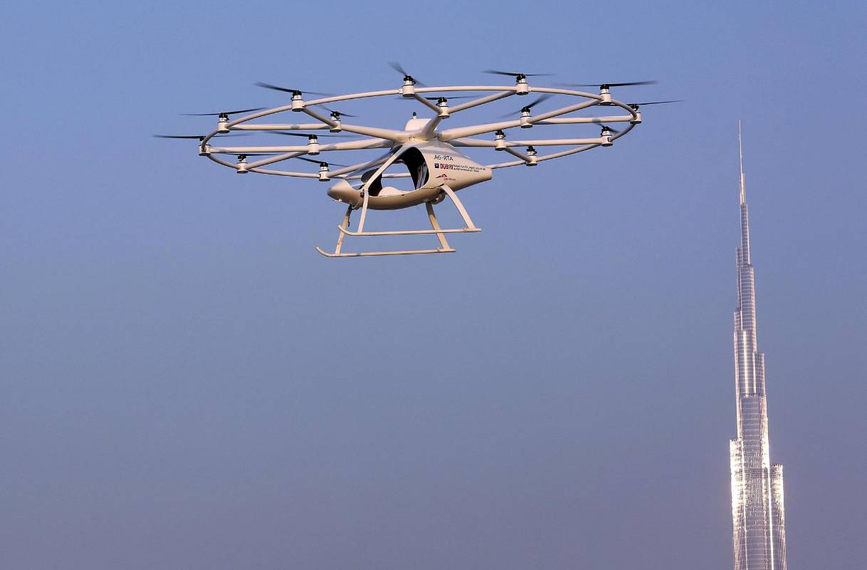 En su vuelo de prueba del lunes, el aparato despegó unos 200 metros desde tierra y sobrevoló por cinco minutos un área de arena en la costa del emirato sobre el Golfo Pérsico. FOTO REUTERS