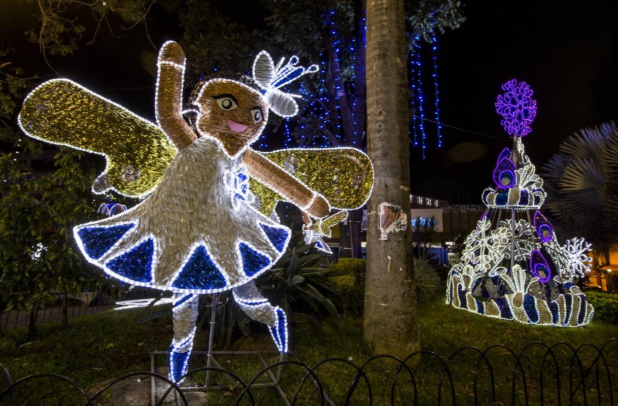 El parque principal y sus árboles recibieron la mayor cantidad de luces del segundo municipio con más población del Valle de Aburrá. Foto: Jaime Pérez