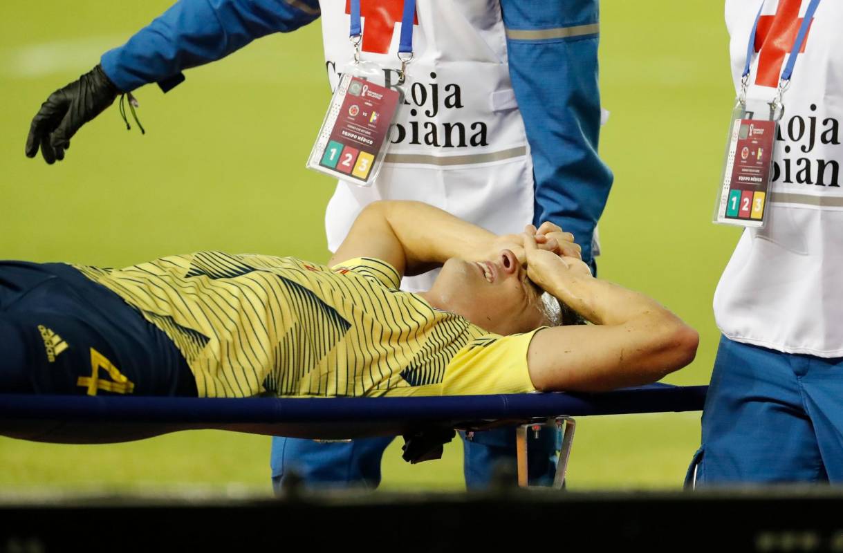 El momento triste de la noche se vivió con la temprana lesión de Santiago Arias teniendo que ser sustituido por Stefan Medina. Foto: AFP