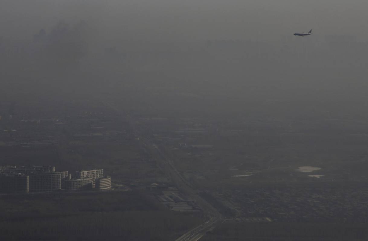 En la capital también hubo problemas en el aeropuerto internacional, con la cancelación de 126 vuelos. FOTO Reuters
