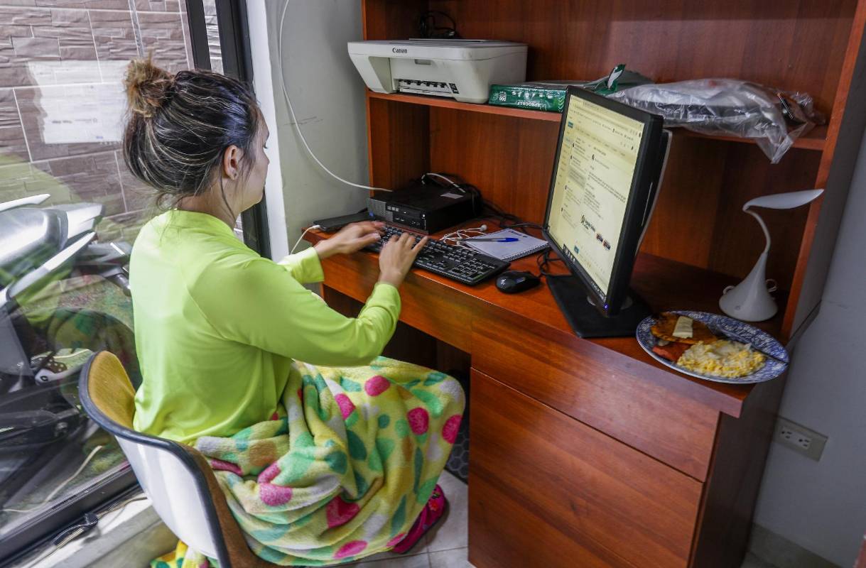 Diferentes formas y espacios utilizan hoy por hoy muchos niños, adolescentes y jóvenes para cumplir con la jornada educativa desde sus casas, ante la pandemia por covid-19, que postergó el regreso a las aulas educativas. FOTO MANUEL SALDARRIAGA QUINTERO
