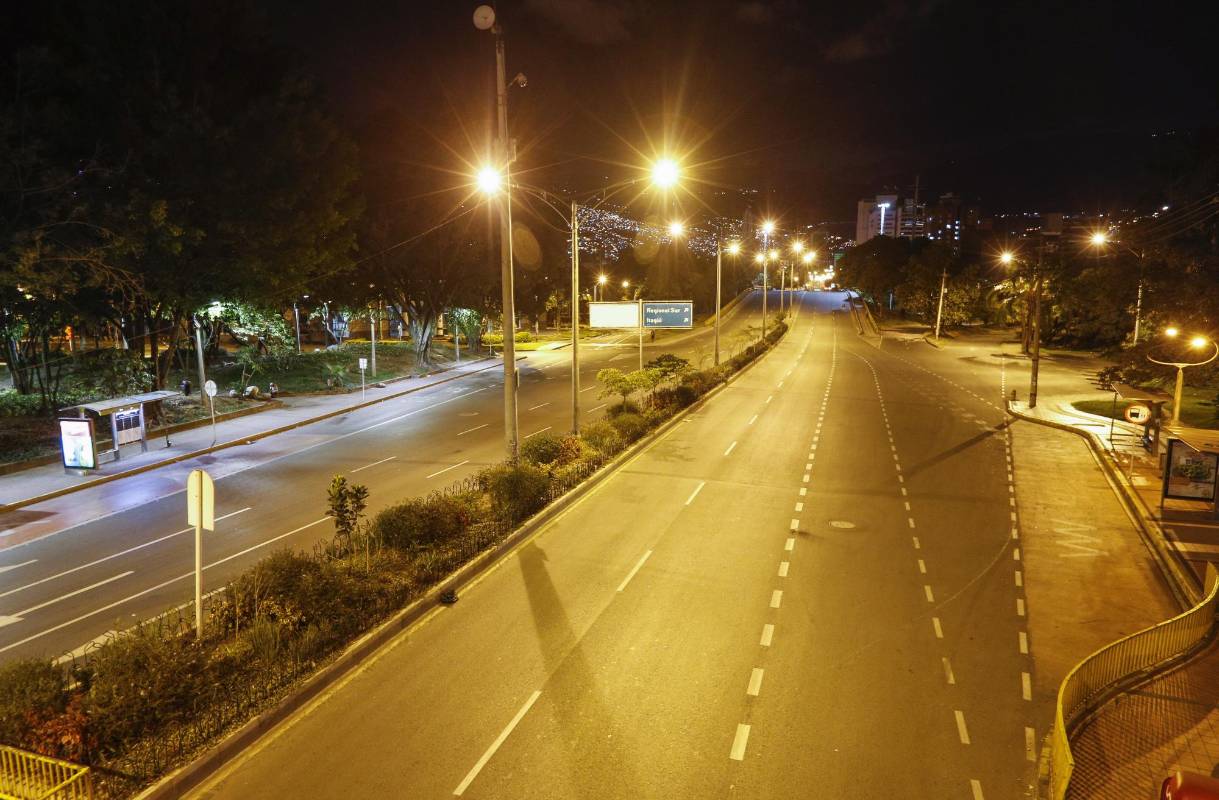 Los 10 Alcaldes del área metropolitana decidieron aplicar ley seca y toque de queda para evitar el contagio del covid-19 en esta época de celebración del día de la madre. Foto: Manuel Saldarriaga Quintero