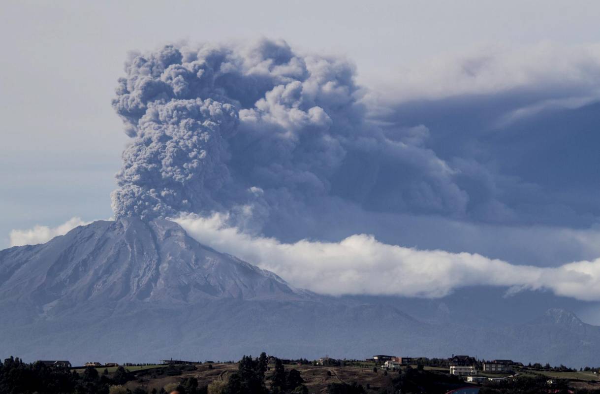 El volcán chileno Calbuco entró este jueves en erupción por tercera vez, tras los dos pulsos eruptivos ocurridos la semana pasada, informó el Servicio Nacional de Geología y Minería (Sernageomin). Fotos Agencias