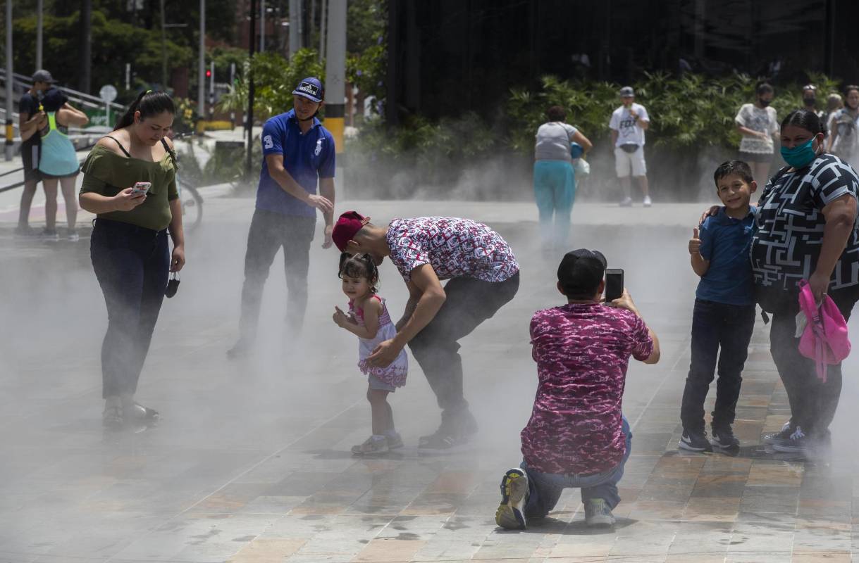 Usuarios disfrutan de Plaza la Niebla, uno de los mayores atractivos del parques del río. Foto: Manuel Saldarriaga Quintero.