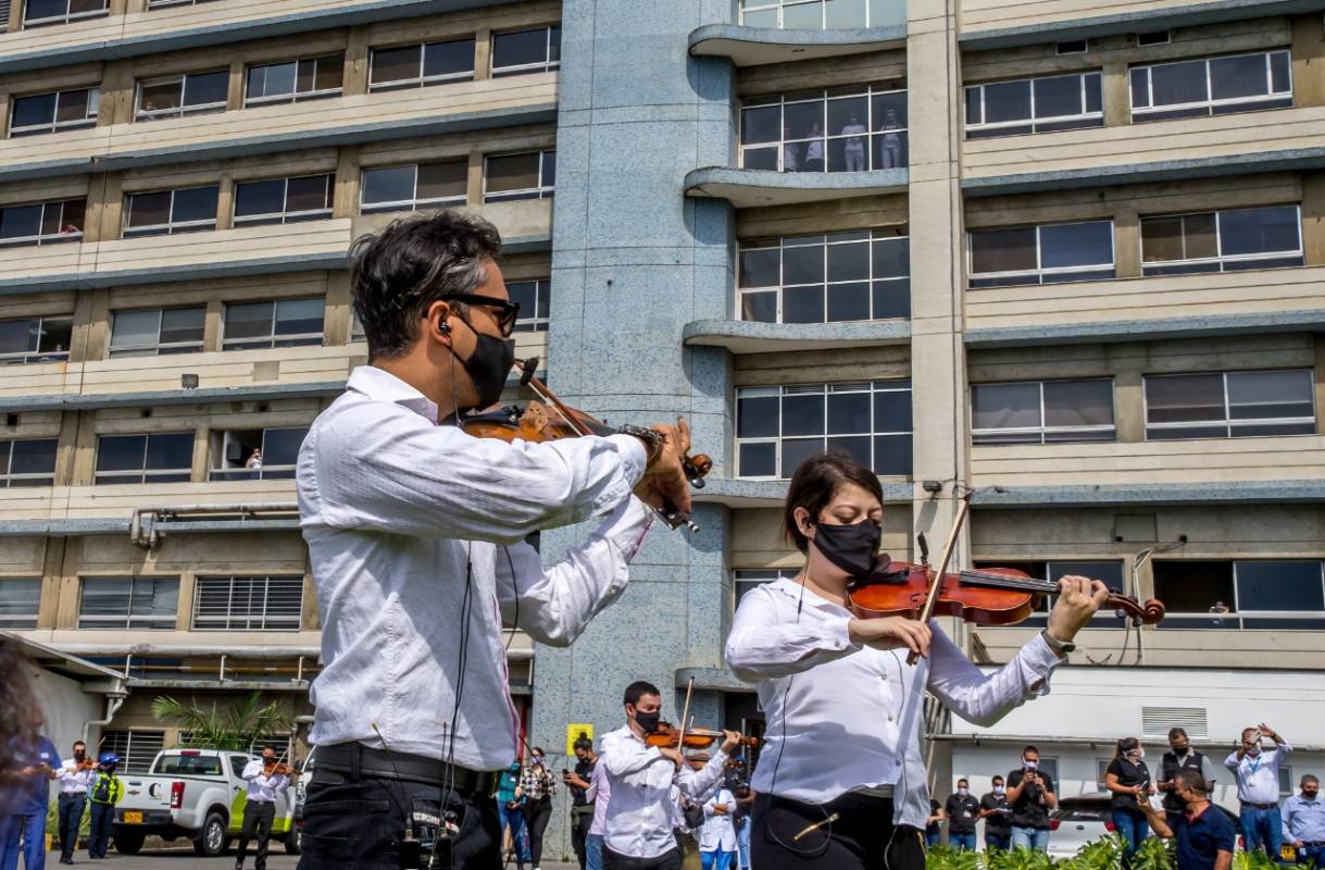 La tercera jornada de la música por la vida de la orquesta filarmónica, llegó al sector de la salud en el Hospital Pablo Tobón Uribe y el San Vicente Fundación. FOTO . Juan Antonio Sánchez.