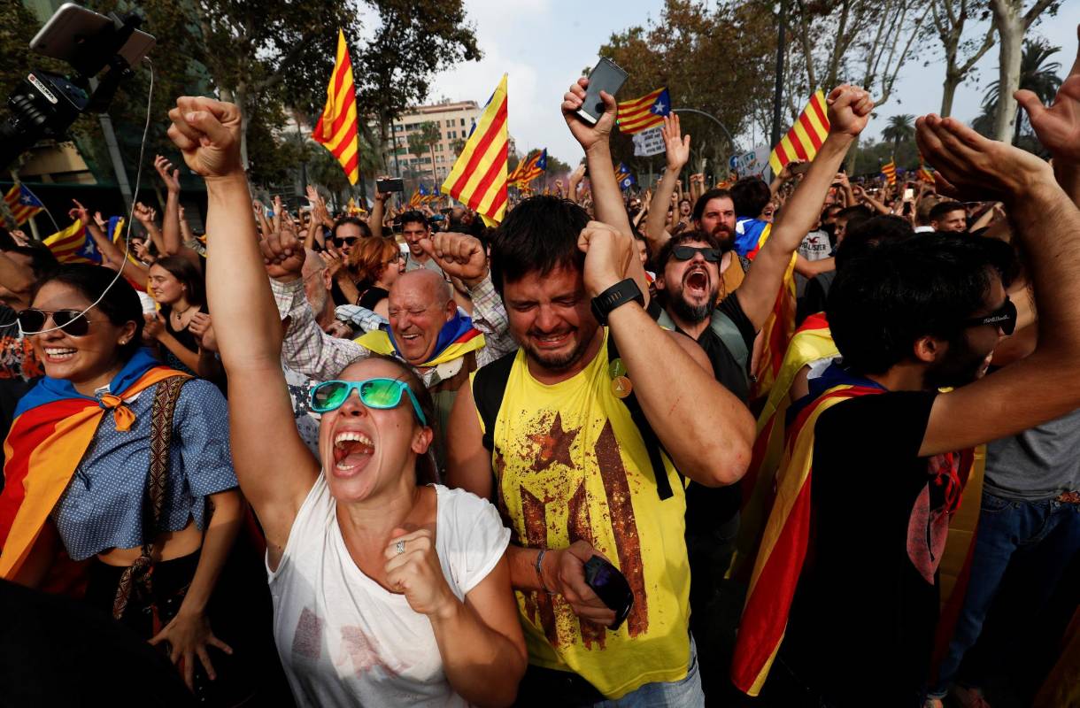 Miles de catalanes que están de acuerdo con la independencia salieron a celebrar al centro de Barcelona. FOTO REUTERS