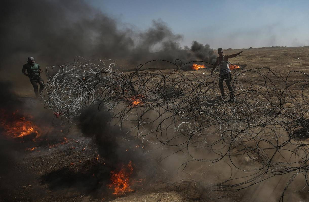 Luego del anuncio de Estados Unidos de abrir una embajada en Jerusalén, cientos de palestinos iniciaron protestas en la franja de Gaza, lo que llevó a una represión con armas letales del ejército israelí que ya deja más de 58 muertos y 2.700 heridos por las balas. Foto: EFE