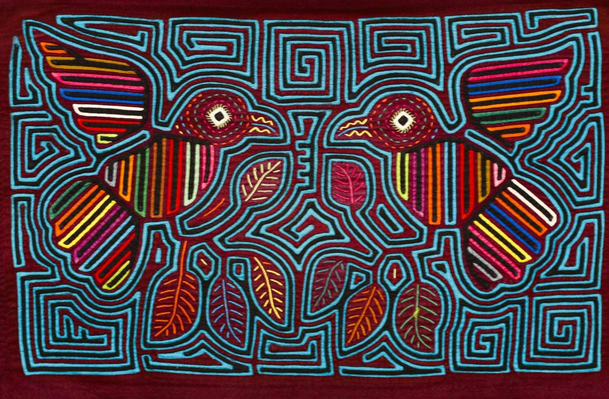 Esta exposición se encuentra en el banco de la República en Medellín, reúne 87 piezas textiles (molas) que se usan como vestido y también como símbolo de protección y de relato. Foto: Manuel Saldarriaga Quintero