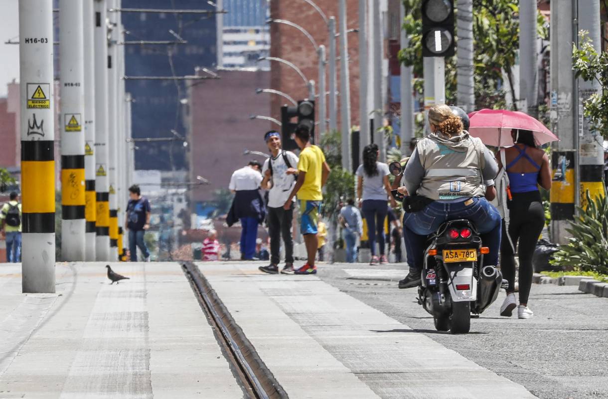Motos invaden la vía exclusiva del Tranvía de Ayacucho, calle 49 con carrera 32. Foto: Róbinson Sáenz